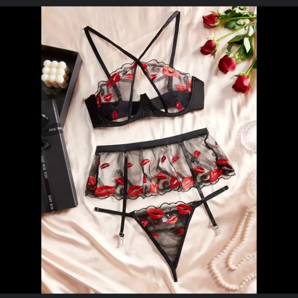Elegant Black and Red Lace hot lips bra
